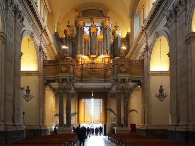 L'organo dalla navata centrale