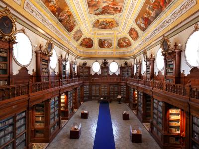 L'ingresso della biblioteca