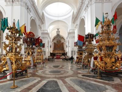 La navata principale con le candelore