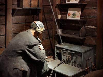 MUSEO STORICO DELLO SBARCO IN SICILIA, Diorama militare durante una trasmissione radio