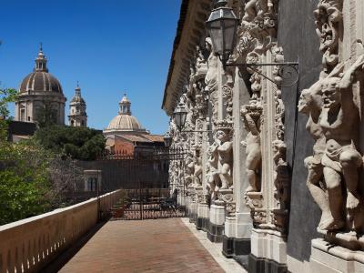 la facciata barocca prospiciente la via Cardinale Dusmet