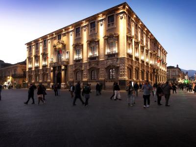 Palazzo degli Elefanti, notturno dalla piazza