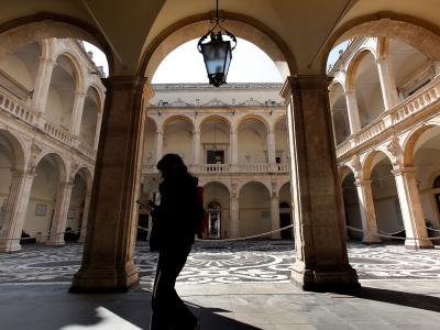 PALAZZO DELL'UNIVERSITA' porticato interno